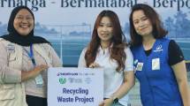 Aulia Project Leader Yayasan KDM (kiri), Fanny Perwakilan J&T Cargo (tengah) dan Ms. Kaixin Perwakilan Decathlon Foundation (kanan) di Jakarta. 