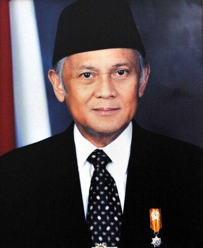 BJ Habibie - Presiden RI ke-3 (Source: Wikimedia Commons)
