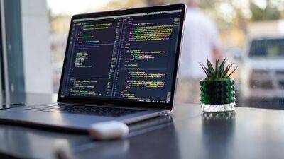 Ilustrasi coding dan pengembangan game di laptop (Source: Unsplash)