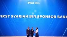 Head of Digital Banking PT Bank Muamalat Indonesia Tbk Dadang Rohandi (tengah) menerima penghargaan dalam acara Visa Indonesia Client Forum 2026