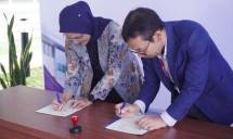 Penandatanganan kerjasama dilakukan oleh Dekan FMIPA ITB, Aep Patah, Ph.D., dan Corporate Affairs Director PT ParagonCorp, Astri Wahyuni. 